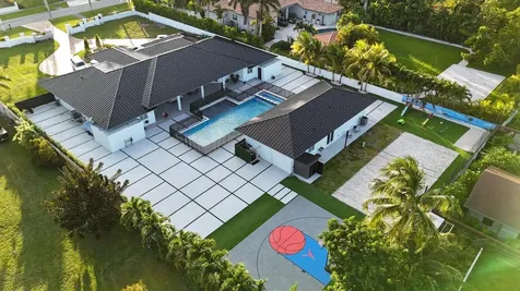 365 Nw 132nd Avenue Miami FL 33182