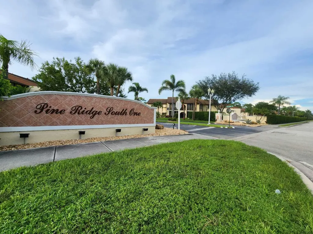 121 Lake Pine Circle Greenacres FL 33463