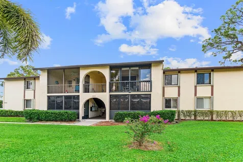 302 Knotty Pine Circle Greenacres FL 33463