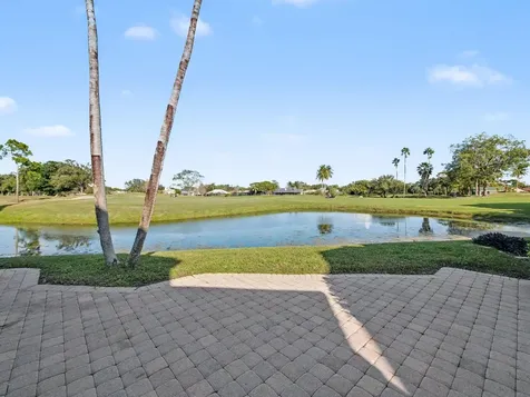 81 Via Verona Palm Beach Gardens FL 33418