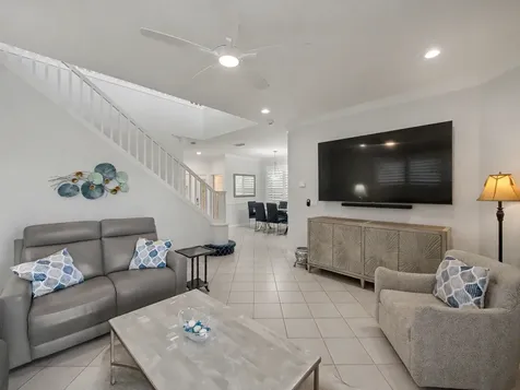 81 Via Verona Palm Beach Gardens FL 33418