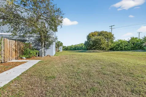 24 Crossings Circle Boynton Beach FL 33435