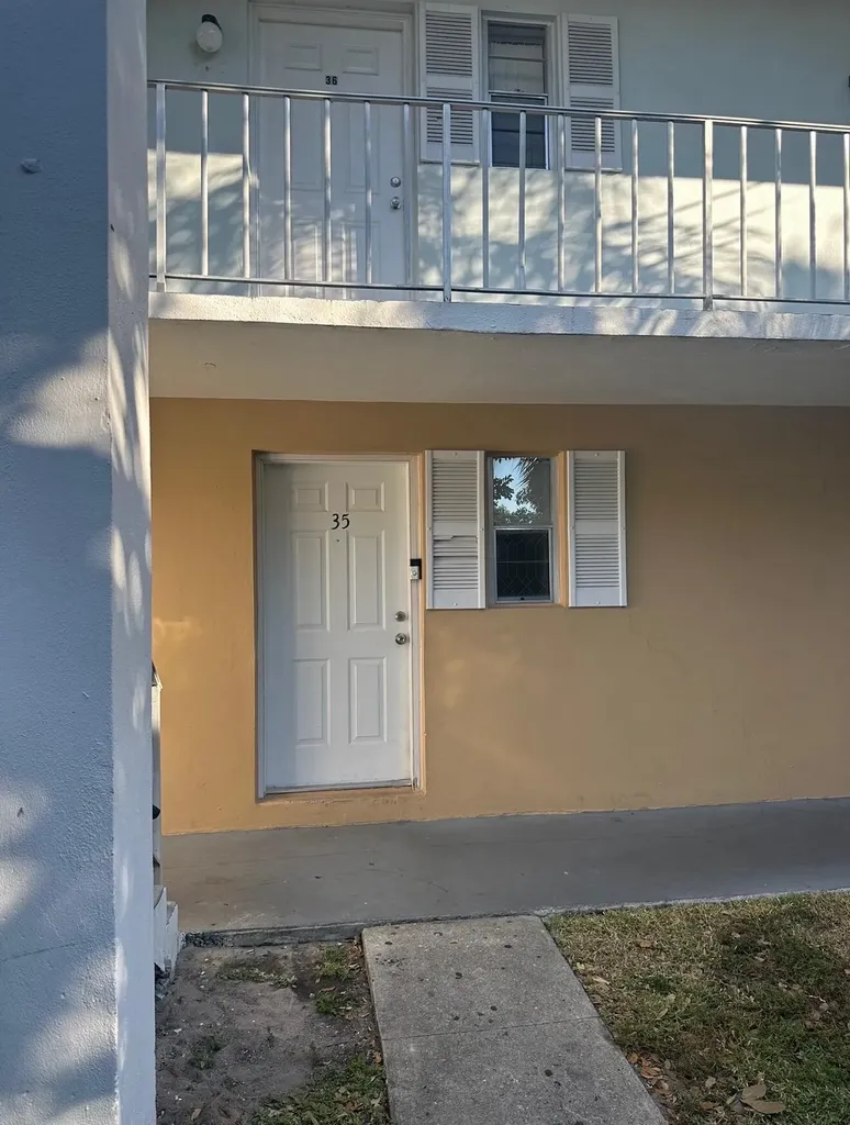 1505 Crescent Circle Lake Park FL 33403