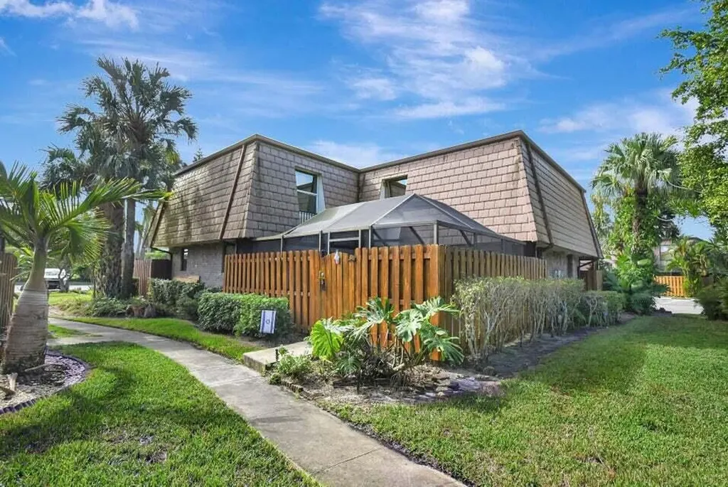 7558 Courtyard Run Boca Raton FL 33433