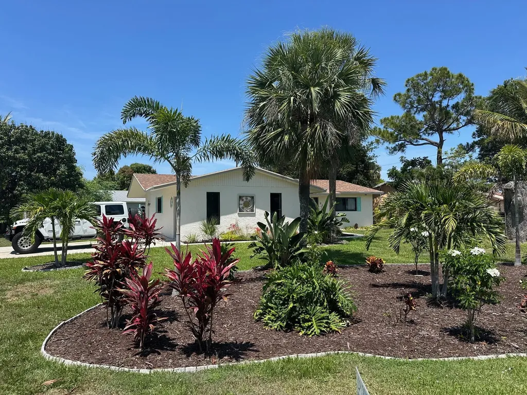 907 Se Lake Street Stuart FL 34994