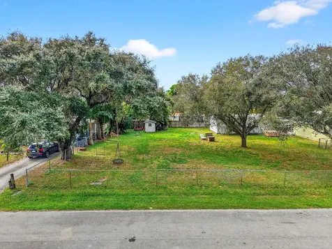 7685 2nd Terrace Lake Worth FL 33463