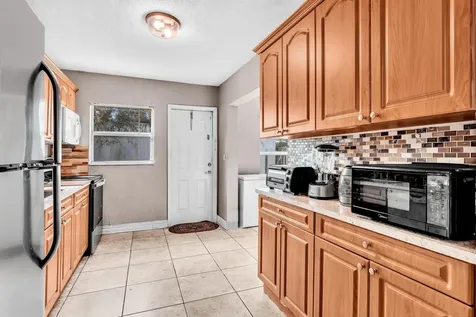 490 Ne 51st Street Oakland Park FL 33334