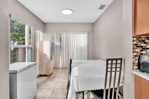 490 Ne 51st Street Oakland Park FL 33334