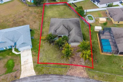 562 Sw Souris Avenue Port Saint Lucie FL 34953