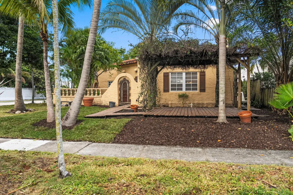 735 Colonial Road West Palm Beach FL 33405