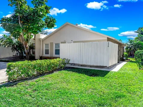226 Se 1st Circle Boynton Beach FL 33435