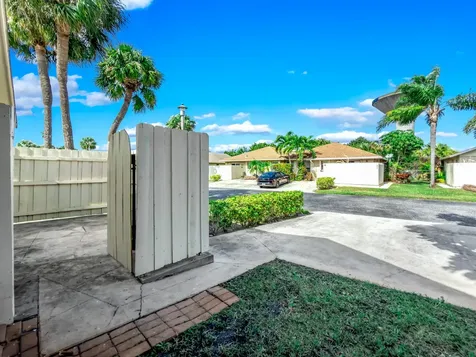 226 Se 1st Circle Boynton Beach FL 33435