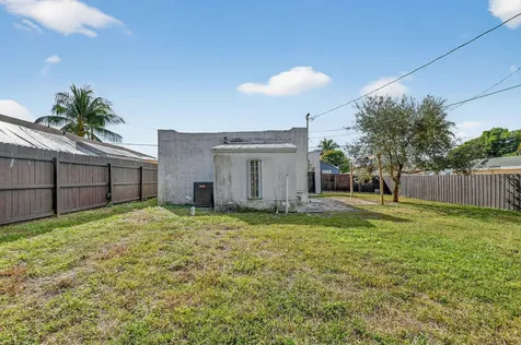 1011 W Lakewood Road West Palm Beach FL 33405