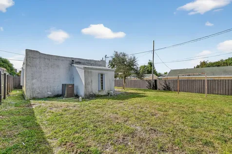 1011 W Lakewood Road West Palm Beach FL 33405