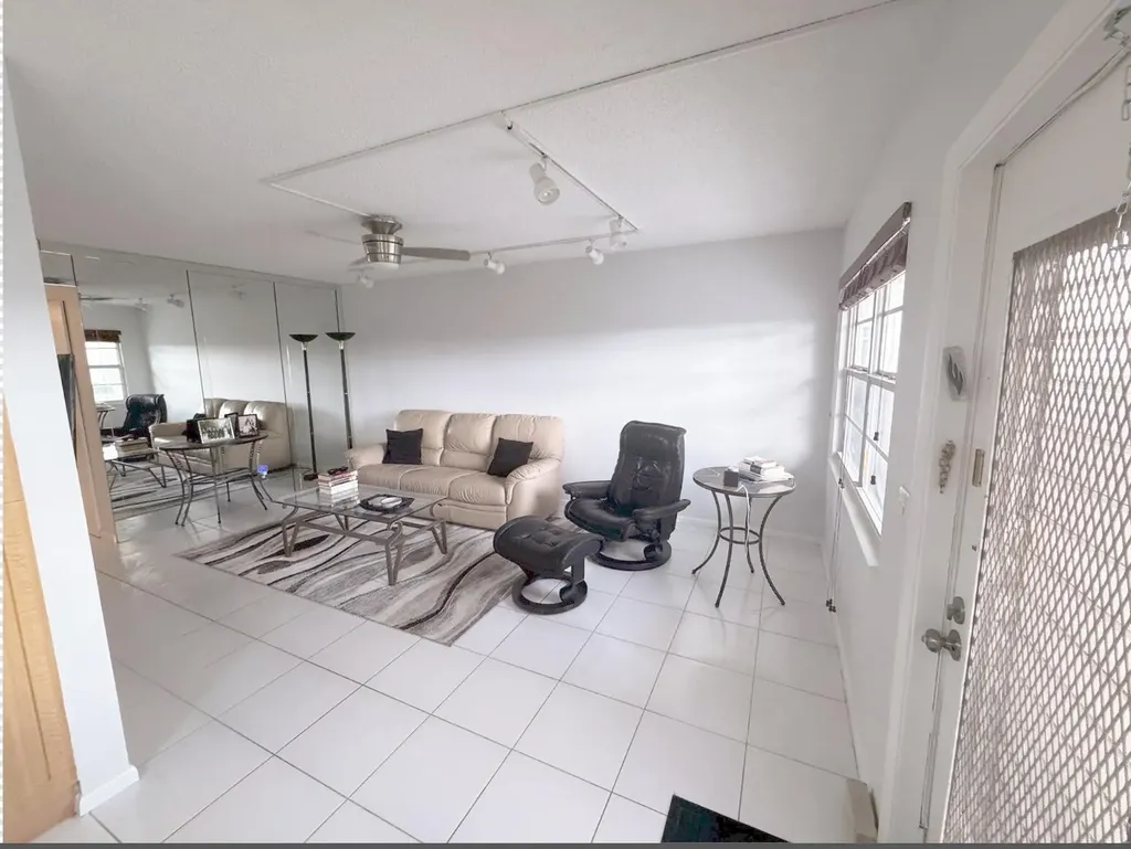 4063 Yarmouth D Boca Raton FL 33434