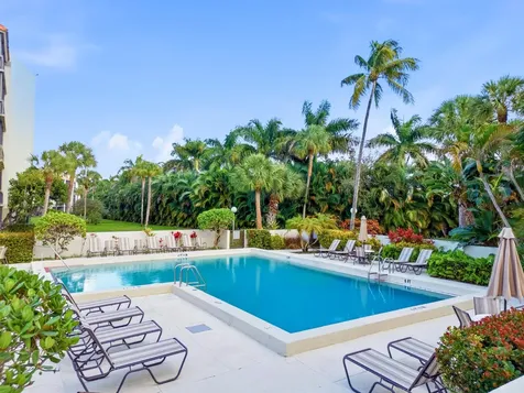 2520 Presidential Way West Palm Beach FL 33401