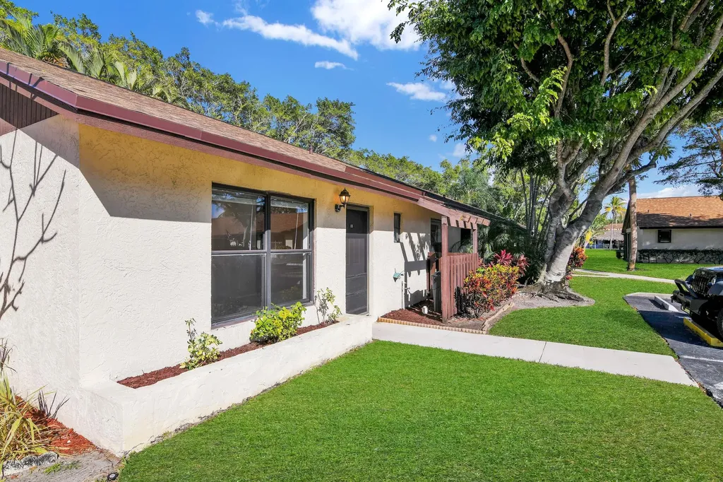 66 Via De Casas Norte Boynton Beach FL 33426