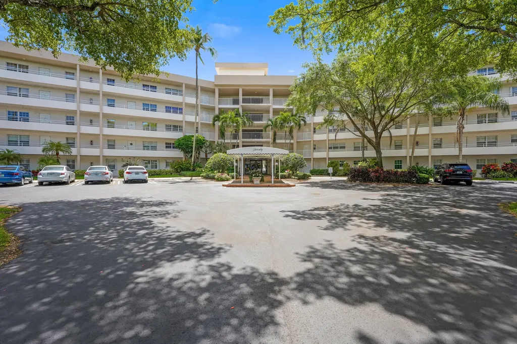 3800 Oaks Clubhouse Drive Pompano Beach FL 33069