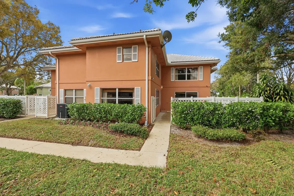 1934 Stratford Way West Palm Beach FL 33409