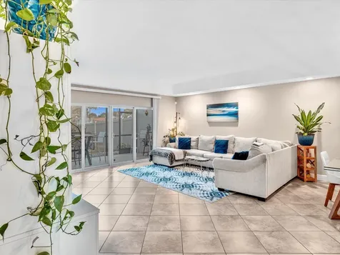 9043 Chatsworth Cascades Boca Raton FL 33434