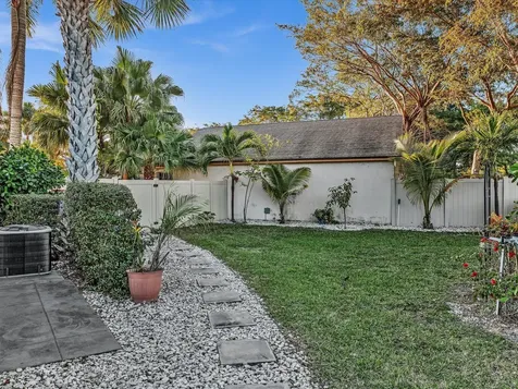 9043 Chatsworth Cascades Boca Raton FL 33434