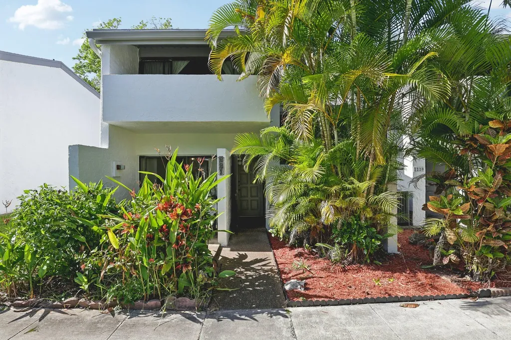 19232 Ne 25th Avenue Miami FL 33180