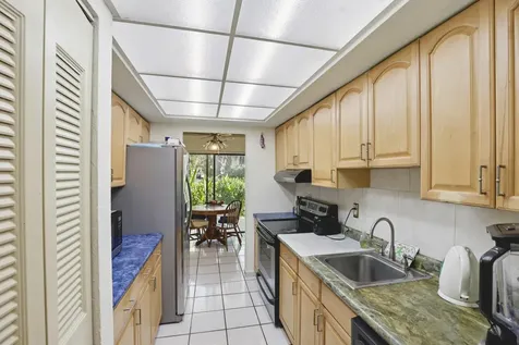 19232 Ne 25th Avenue Miami FL 33180