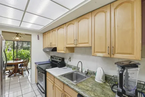 19232 Ne 25th Avenue Miami FL 33180