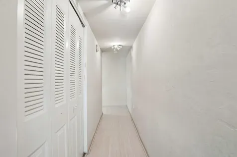 19232 Ne 25th Avenue Miami FL 33180
