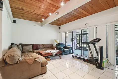 19232 Ne 25th Avenue Miami FL 33180