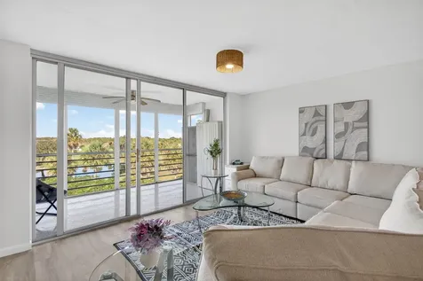 3960 Oaks Clubhouse Drive Pompano Beach FL 33069