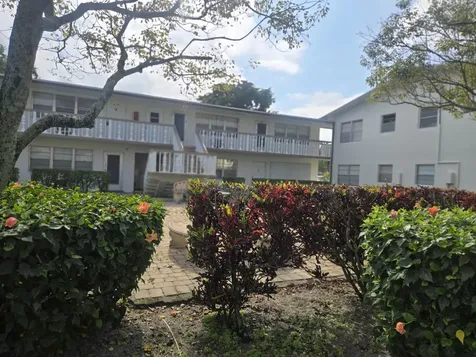 17 Cambridge A West Palm Beach FL 33417