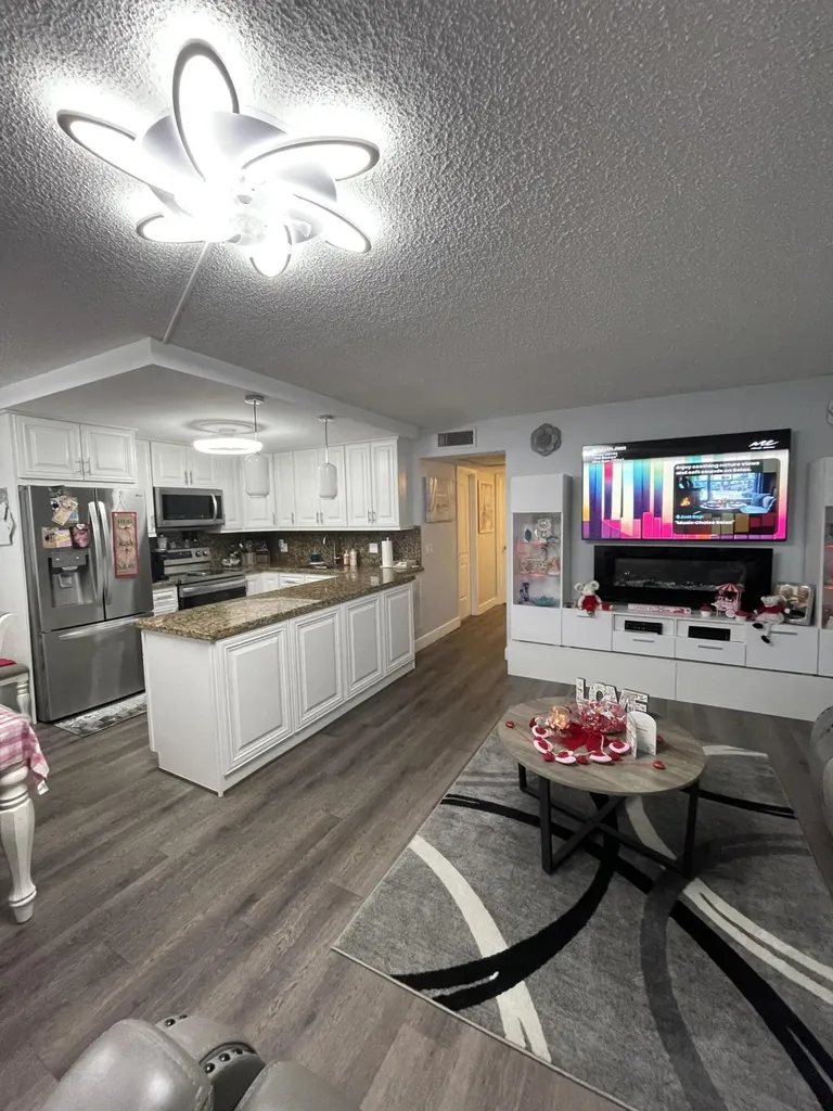 3021 Ellesmere B Deerfield Beach FL 33442