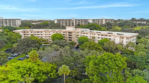 3900 Oaks Clubhouse Drive Pompano Beach FL 33069
