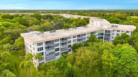 3900 Oaks Clubhouse Drive Pompano Beach FL 33069