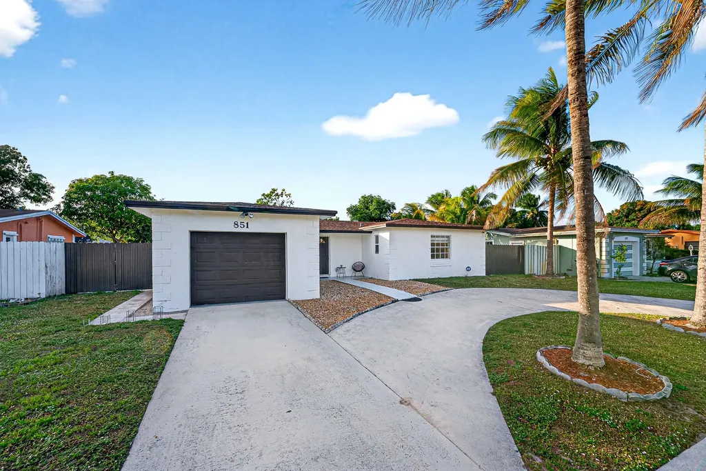 851 Sw 67th Avenue North Lauderdale FL 33068