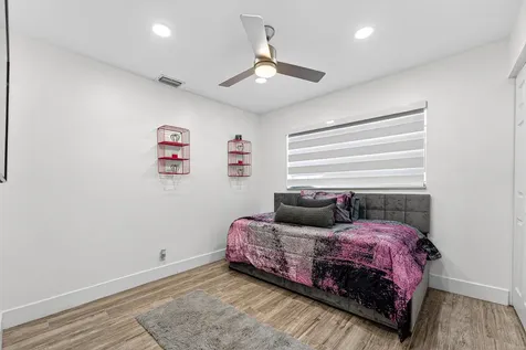 851 Sw 67th Avenue North Lauderdale FL 33068