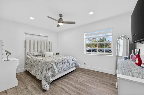 851 Sw 67th Avenue North Lauderdale FL 33068