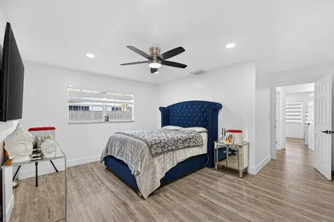 851 Sw 67th Avenue North Lauderdale FL 33068