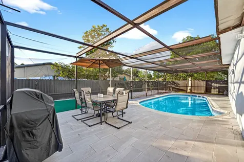851 Sw 67th Avenue North Lauderdale FL 33068