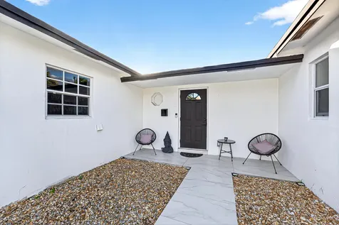 851 Sw 67th Avenue North Lauderdale FL 33068