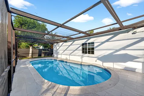 851 Sw 67th Avenue North Lauderdale FL 33068