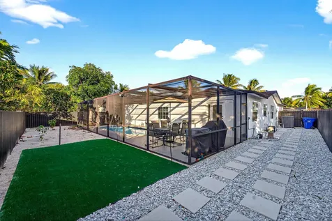 851 Sw 67th Avenue North Lauderdale FL 33068