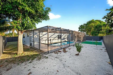 851 Sw 67th Avenue North Lauderdale FL 33068