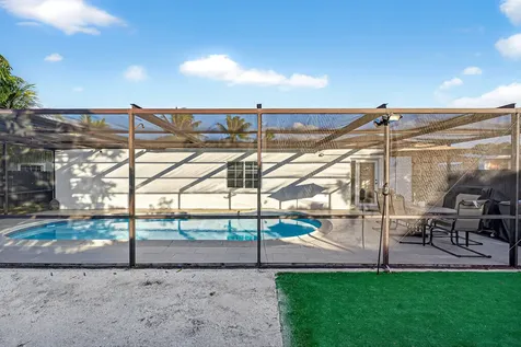 851 Sw 67th Avenue North Lauderdale FL 33068