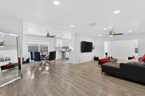 851 Sw 67th Avenue North Lauderdale FL 33068