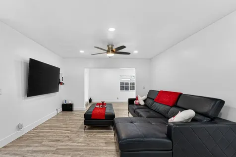 851 Sw 67th Avenue North Lauderdale FL 33068