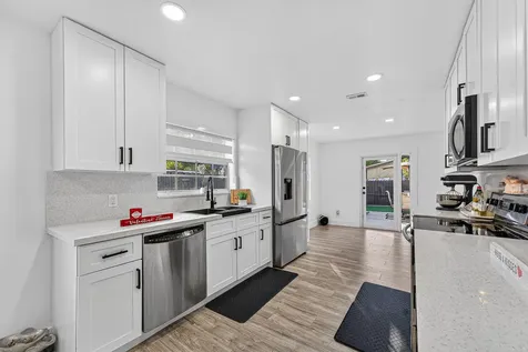 851 Sw 67th Avenue North Lauderdale FL 33068
