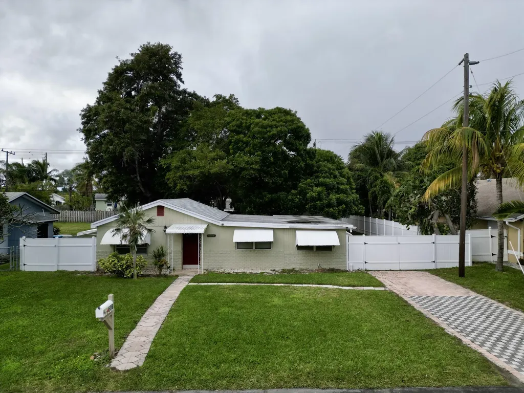 609 NW 7th Court Boynton Beach FL 33426