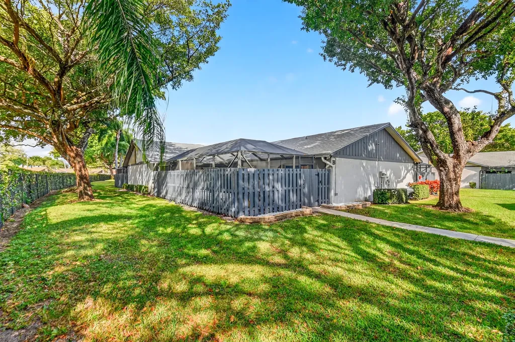 1152 Summit Trail Circle West Palm Beach FL 33415